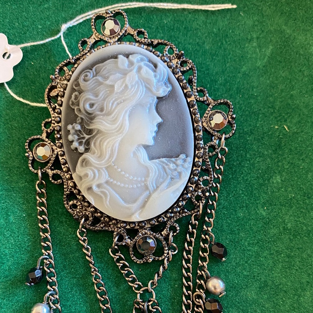 Vintage goddess Cameo Brooch